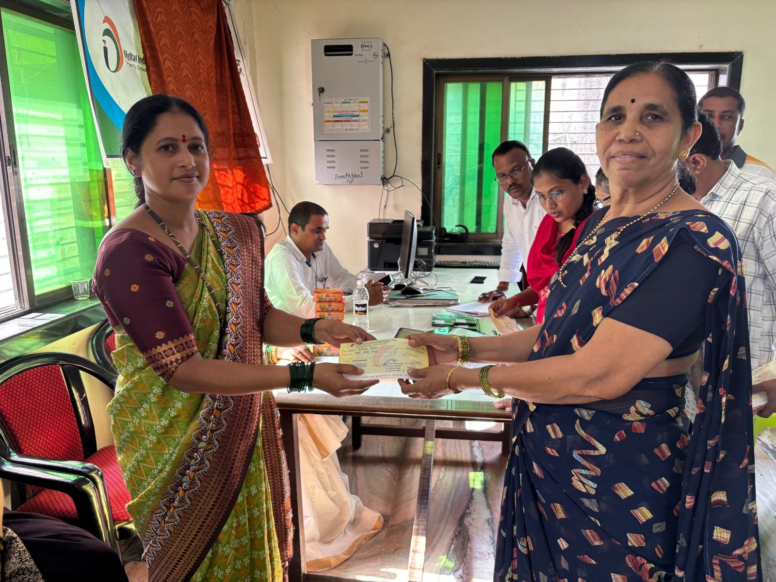 महिला सदस्यांना आर्थिक मदत वितरण